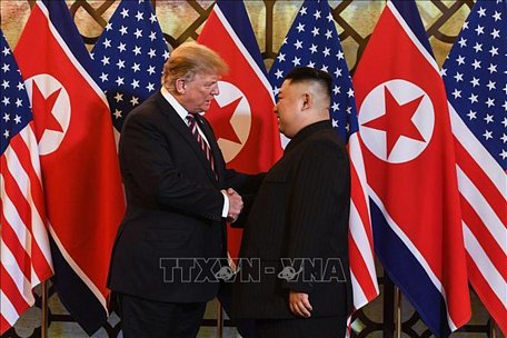  Cái bắt tay lịch sử giữa Tổng thống Mỹ Donald Trump (trái) và Chủ tịch Triều Tiên Kim Jong-un tại cuộc gặp ở Hà Nội ngày 27/2/2019. Ảnh: AFP/TTXVN