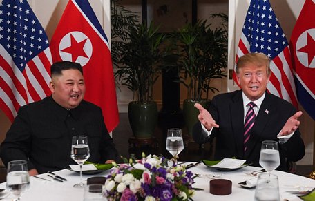 Tổng thống Mỹ Donald Trump (phải) và Chủ tịch Triều Tiên Kim Jong-un dùng bữa tối thân mật trong cuộc gặp tại Hội nghị thượng đỉnh Mỹ-Triều lần hai ở Hà Nội ngày 27/2/2019. (Ảnh: AFP/TTXVN)