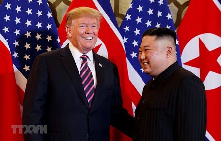 Tổng thống Mỹ Donald Trump (trái) và Chủ tịch Triều Tiên Kim Jong-un trong cuộc gặp đầu tiên tại Hội nghị thượng đỉnh Mỹ-Triều lần thứ hai tại Hà Nội ngày 27/2/2019. (Ảnh: Yonhap/TTXVN)