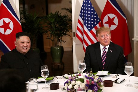  Chủ tịch Triều Tiên Kim Jong Un và Tổng thống Mỹ Donald Trump trong tiệc tối - Ảnh: Reuters