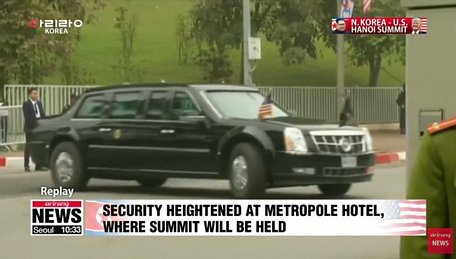 Đoàn xe chở Tổng thống Mỹ Donald Trump rời khỏi khách sạn. Ảnh chụp màn hình