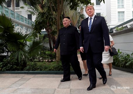  Hai nhà lãnh đạo Mỹ, Triều Tiên đi dạo trong khuôn viên khách sạn. Ảnh: Reuters