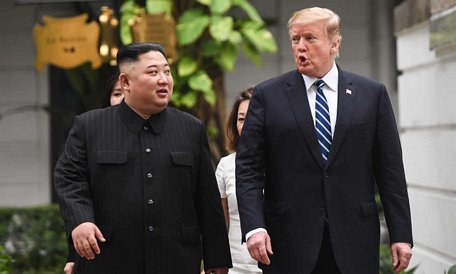Hai nhà lãnh đạo Mỹ, Triều Tiên đi dạo trong khuôn viên khách sạn Metropole. Ảnh: AFP