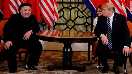 Hai nhà lãnh đạo Mỹ-Triều Tiên tại cuộc họp báo trước khi bước vào cuộc họp thượng đỉnh chính thức ngày 28/2. Ảnh: CNN