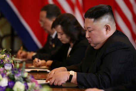Chủ tịch Triều Tiên Kim Jong-un tại bàn đàm phán. Ảnh: Reuters