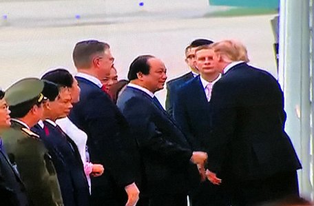 ​Các quan chức Việt Nam tại sân bay Nội Bài tiễn Tổng thống Trump. Ảnh chụp màn hình: Viết Tôn
