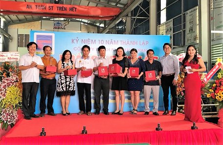Lãnh đạo Công ty Hoàng Thiên Lộc trao cúp cho các vận động viên chiến thắng tại Giải quần vợt, nhân dịp kỷ niệm 10 năm ngày thành lập công ty.