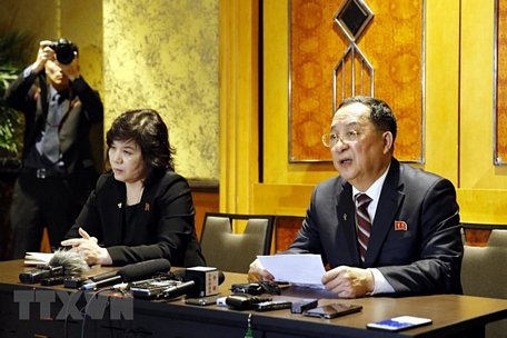 Ngoại trưởng Triều Tiên Ri Yong-ho (phải) chủ trì cuộc họp báo đêm 28.2, rạng sáng 1.3. Ảnh: TTXVN.