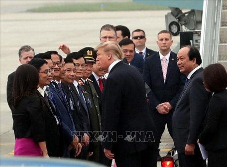 Bộ trưởng, Chủ nhiệm Văn phòng Chính phủ và các quan chức Việt Nam tiễn Tổng thống Mỹ Donald Trump tại sân bay quốc tế Nội Bài. Ảnh: Trọng Đức/TTXVN