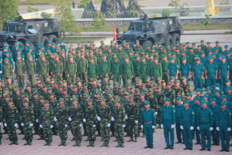 Khối sĩ quan, dân quân tự vệ, dự bị động viên tham gia lễ ra quân huấn luyện.