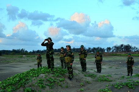 Bộ đội Đồn biên phòng Trường Long Hòa (Duyên Hải- Trà Vinh) tuần tra giữ an ninh ven biển.