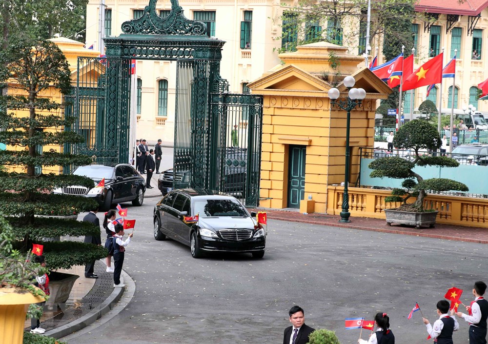  Đúng 15 giờ 30, xe của Chủ tịch Triều Tiên Kim Jong-un tiến vào Phủ Chủ tịch. (Ảnh: Văn Điệp/TTXVN)