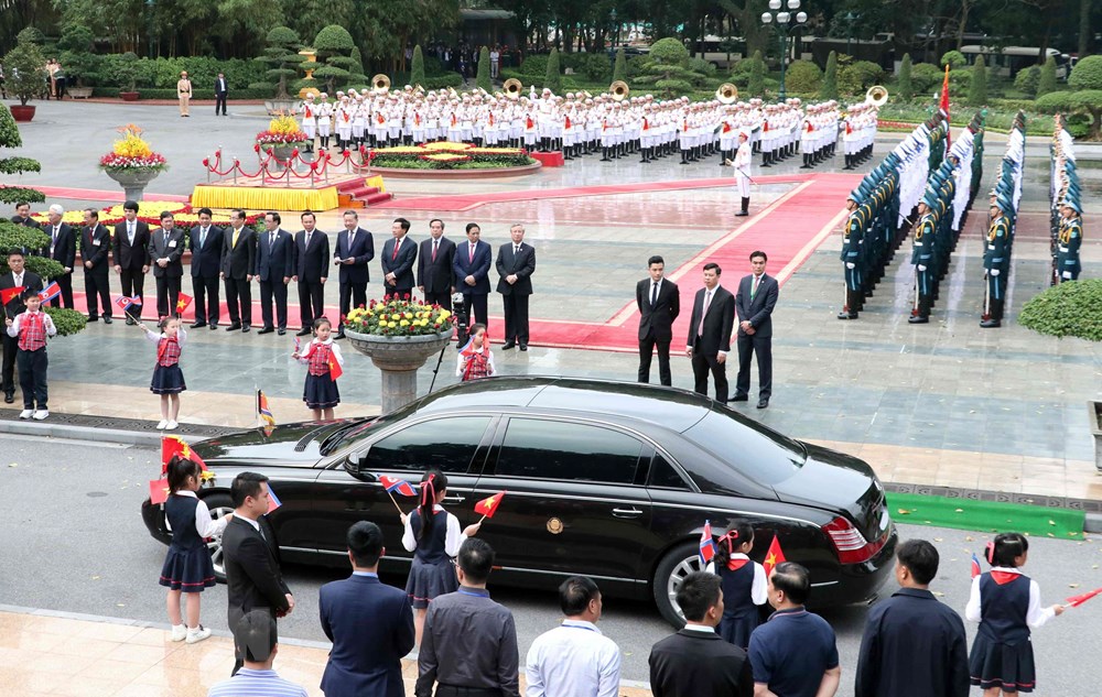  Đúng 15 giờ 30, xe của Chủ tịch Triều Tiên Kim Jong-un tiến vào Phủ Chủ tịch. (Ảnh: Văn Điệp/TTXVN)