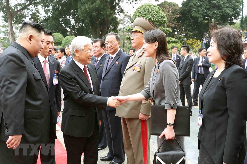   Tổng Bí thư, Chủ tịch nước Nguyễn Phú Trọng bắt tay các thành viên chính thức đoàn Triều Tiên. (Ảnh: Trí Dũng/TTXVN)