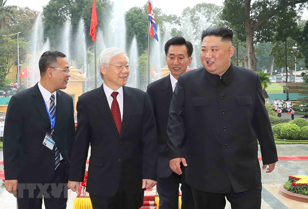  Tổng Bí thư, Chủ tịch nước Nguyễn Phú Trọng và Chủ tịch Triều Tiên Kim Jong-un tại lễ đón. (Ảnh: Trí Dũng/TTXVN)