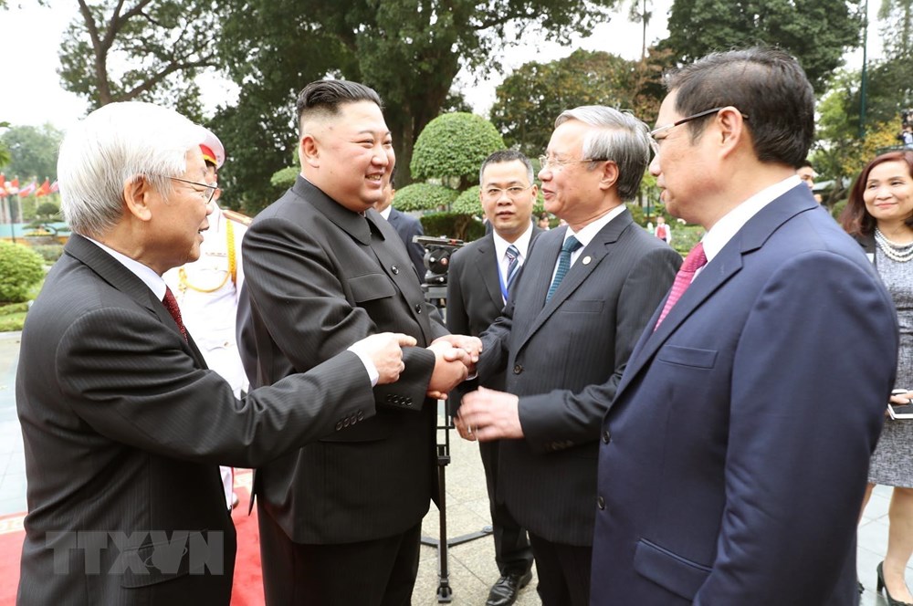 Tổng Bí thư, Chủ tịch nước Nguyễn Phú Trọng giới thiệu với Chủ tịch Triều Tiên Kim Jong-un các thành viên chính thức đoàn Việt Nam tham dự lễ đón. (Ảnh: Trí Dũng/TTXVN)