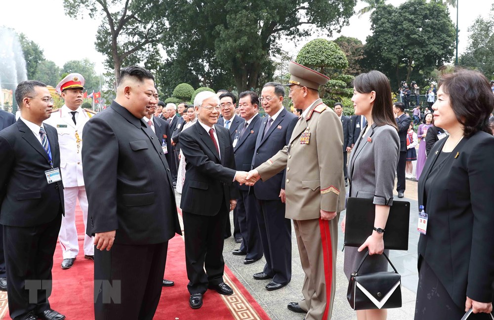  Tổng Bí thư, Chủ tịch nước Nguyễn Phú Trọng bắt tay các thành viên chính thức đoàn Triều Tiên. (Ảnh: Trí Dũng/TTXVN)
