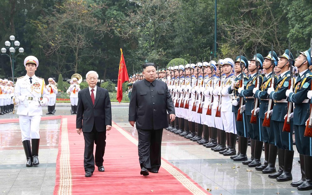  Tổng Bí thư, Chủ tịch nước Nguyễn Phú Trọng và Chủ tịch Triều Tiên Kim Jong-un duyệt Đội danh dự Quân đội nhân dân Việt Nam. (Ảnh: Trí Dũng/TTXVN)