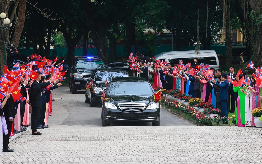  Đoàn xe chở Chủ tịch Triều Tiên Kim Jong-un tiến vào Trụ sở Chính phủ trong sự chào đón nồng nhiệt. (Ảnh: Doãn Tấn/TTXVN)