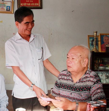 Phó Chủ tịch Thường trực UBND tỉnh- Lê Quang Trung thăm hỏi, chúc xuân gia đình chú Năm Ái.