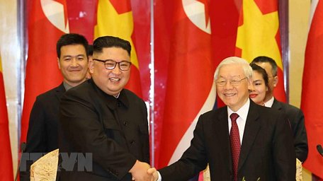  Tổng Bí thư, Chủ tịch nước Nguyễn Phú Trọng chào mừng Chủ tịch Triều Tiên Kim Jong-un. (Ảnh: Trí Dũng/TTXVN)