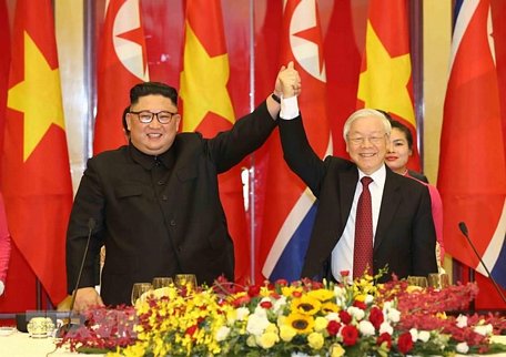 Tổng Bí thư, Chủ tịch nước Nguyễn Phú Trọng chào mừng Chủ tịch Triều Tiên Kim Jong-un (Ảnh: Trí Dũng/TTXVN)