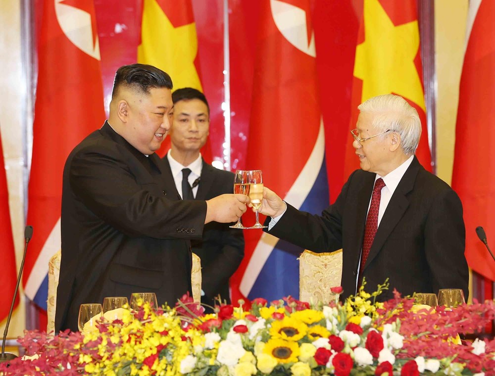  Tổng Bí thư, Chủ tịch nước Nguyễn Phú Trọng và Chủ tịch Triều Tiên Kim Jong-un cùng nâng ly. (Ảnh: Trí Dũng/TTXVN)
