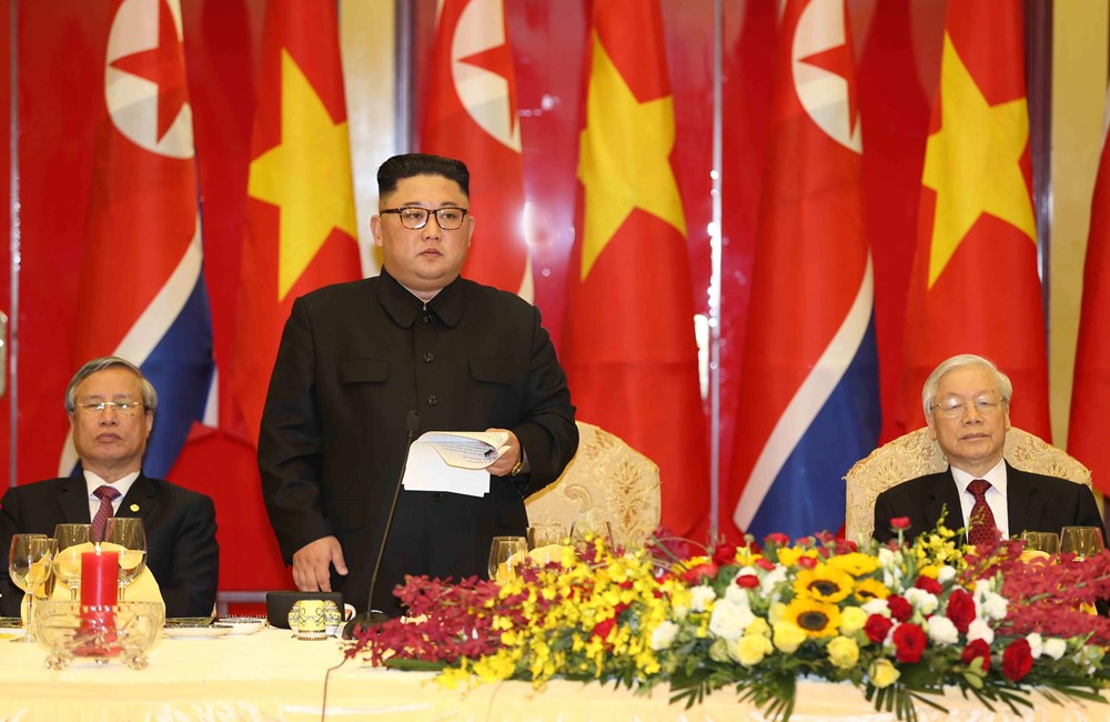  Chủ tịch Triều Tiên Kim Jong-un đọc diễn văn đáp từ. (Ảnh: Trí Dũng/TTXVN)