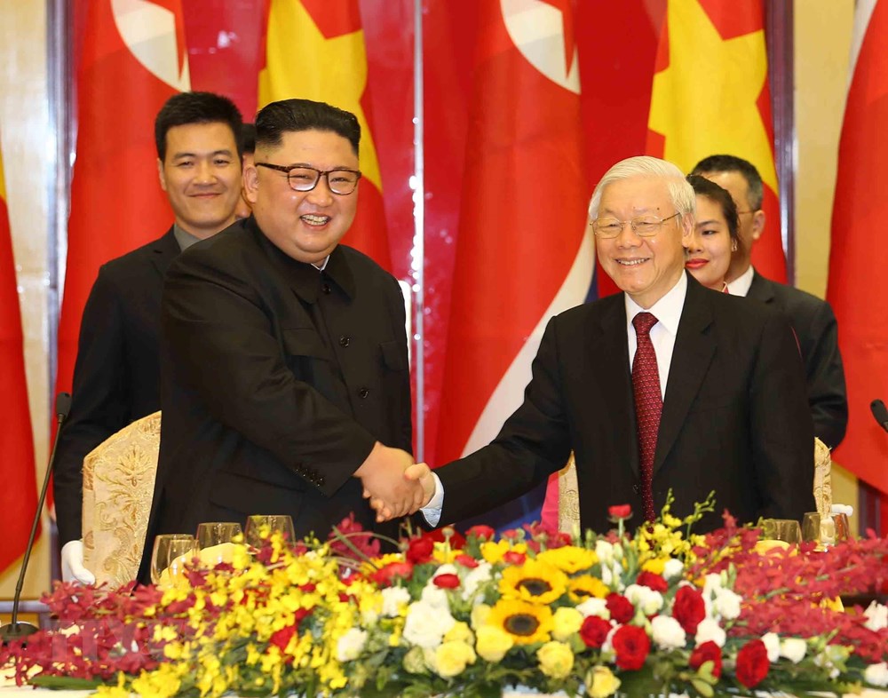  Tổng Bí thư, Chủ tịch nước Nguyễn Phú Trọng chào mừng Chủ tịch Triều Tiên Kim Jong-un. (Ảnh: Trí Dũng/TTXVN)