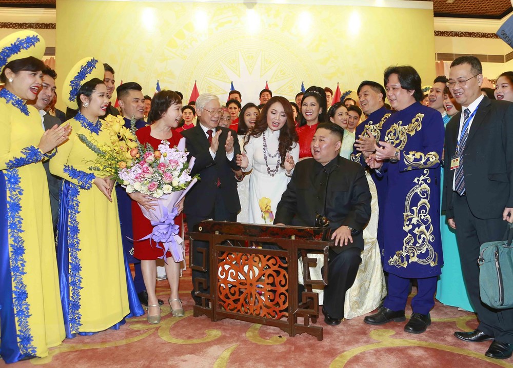  Không khí vui vẻ tại buổi tiệc khi Chủ tịch Triều Tiên Kim Jong-un đánh thử đàn bầu Việt Nam. (Ảnh: Doãn Tấn/TTXVN)