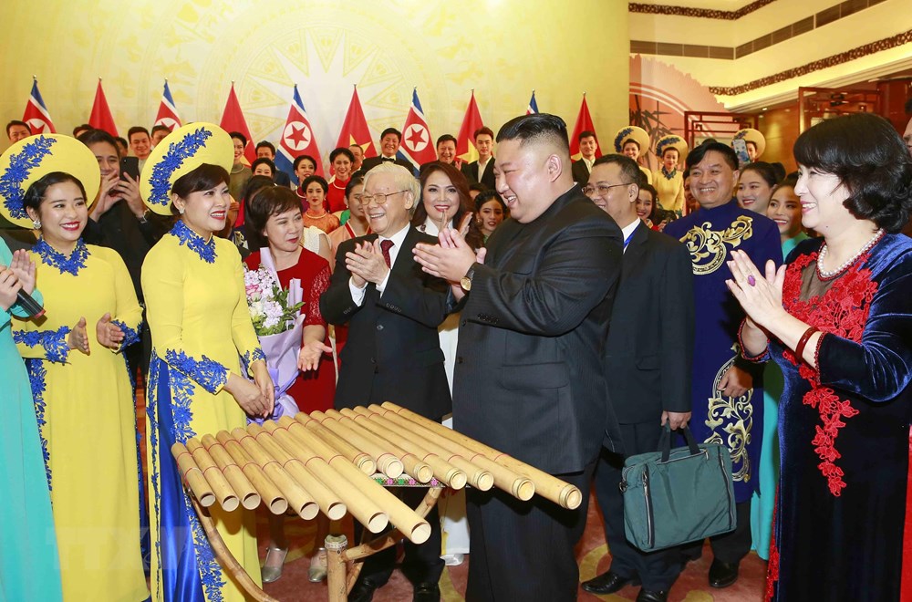  Chủ tịch Triều Tiên Kim Jong-un đánh thử nhạc cụ dân tộc Việt Nam. (Ảnh: Doãn Tấn/TTXVN)