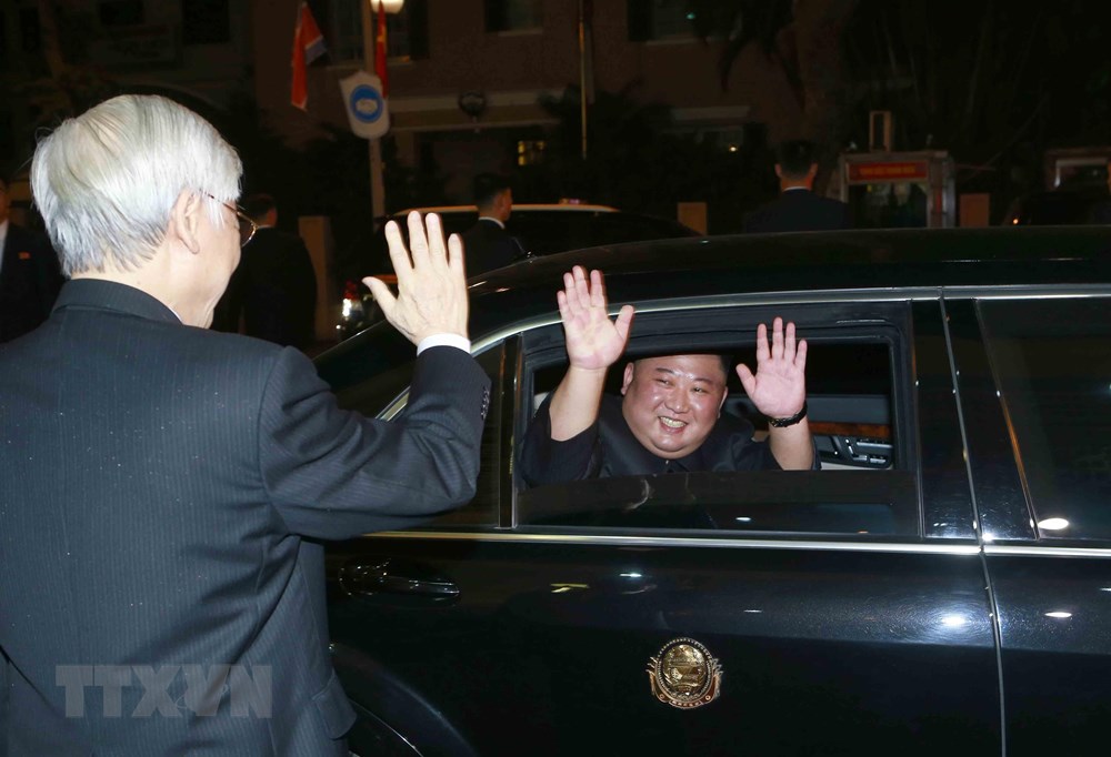  Tổng Bí thư, Chủ tịch nước Nguyễn Phú Trọng tiễn Chủ tịch Triều Tiên Kim Jong-un sau khi kết thúc tiệc chiêu đãi. (Ảnh: Doãn Tấn/TTXVN)