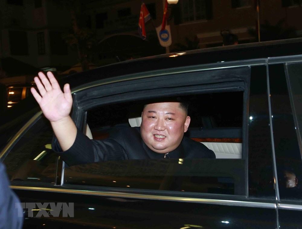  Chủ tịch Triều Tiên Kim Jong-un chào tạm biệt các đại biểu Việt Nam để trở lại khách sạn, sau khi kết thúc tiệc chiêu đãi.  (Ảnh: Doãn Tấn/TTXVN)
