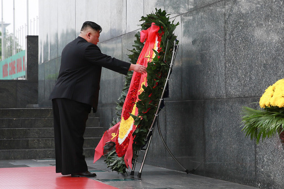 Ông Kim Jong Un đặt vòng hoa tại lăng Chủ tịch Hồ Chí Minh - Ảnh: QUANG MINH