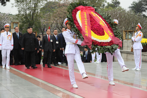 Ông Kim Jong Un cùng phái đoàn Triều Tiên đến đặt hoa tại Đài tưởng niệm các anh hùng liệt sĩ - Ảnh: QUANG MINH