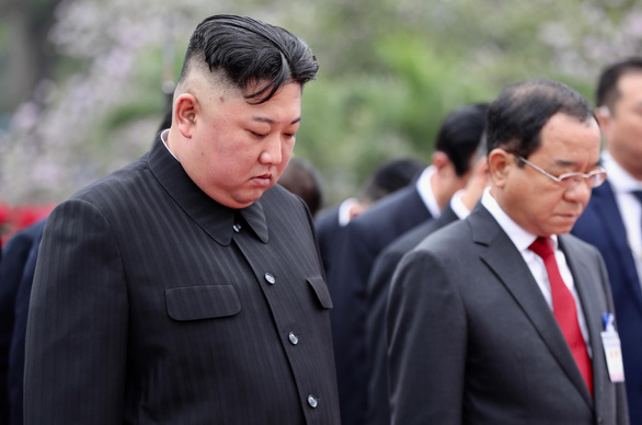  Ông Kim Jong Un cùng phái đoàn Triều Tiên đến đặt hoa tại Đài tưởng niệm các anh hùng liệt sĩ - Ảnh: QUANG MINH