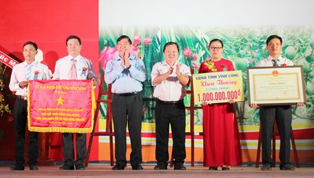 Bí thư Tỉnh ủy- Trần Văn Rón và Chủ tịch UBND tỉnh- Nguyễn Văn Quang trao cờ thi đua, bằng công nhận đạt chuẩn NTM và khen thưởng công trình phúc lợi cho xã Tân An Hội. 