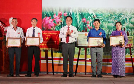 Ông Lữ Quang Ngời- Phó Chủ tịch UBND tỉnh trao bằng khen của UBND tỉnh cho các tập thể, cá nhân và hộ gia đình có thành tích xuất sắc. 