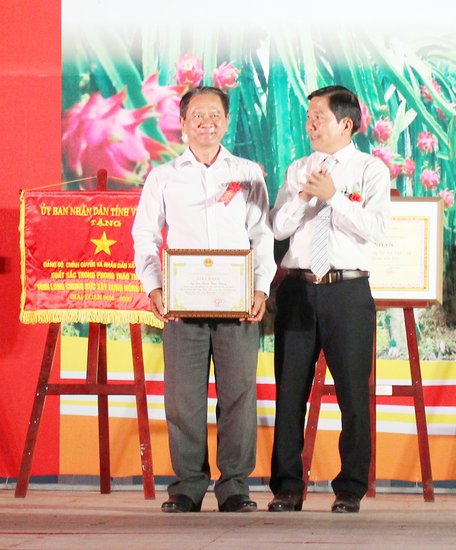 Ông Nguyễn Văn Diên- Phó Bí thư huyện ủy, Chủ tịch UBND huyện, Trưởng BCĐ xây dựng NTM huyện trao giấy khen cho tập thể xuất sắc. 