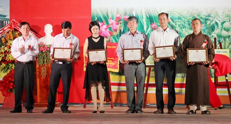 Ông Nguyễn Chí Quyết- Phó Chủ tịch UBND huyện trao giấy khen cho các cá nhân xuất sắc. 