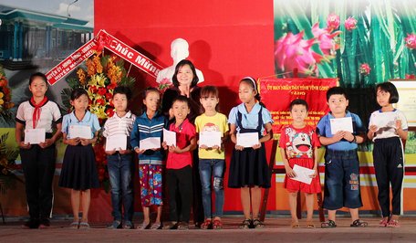 Bà Lê Hồng Đào- Phó Chủ tịch Ủy ban MTTQ Việt Nam tỉnh trao học bổng cho học sinh nghèo hiếu học, nguồn học bổng trích từ Quỹ vì người nghèo của tỉnh. 