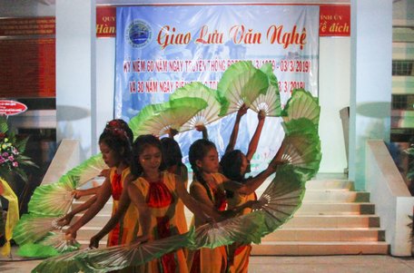 Tiết mục múa do hội viên Hội Văn học Nghệ thuật dàn dựng và luyện tập cho các em học sinh biểu diễn.
