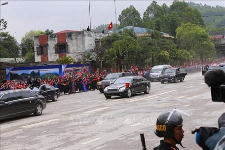 Đoàn xe chở Chủ tịch Kim Jong-un và Đoàn đại biểu cấp cao Triều Tiên tới ga Đồng Đăng lúc 12 giờ 30 phút. Ảnh: Doãn Tấn/TTXVN