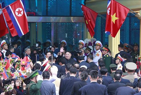 Chủ tịch Triều Tiên Kim Jong-un vẫy tay chào các đại biểu và người dân ra tiễn tại Ga đường sắt quốc tế Đồng Đăng, huyện Cao Lộc, tỉnh Lạng Sơn. Ảnh: Doãn Tấn/TTXVN