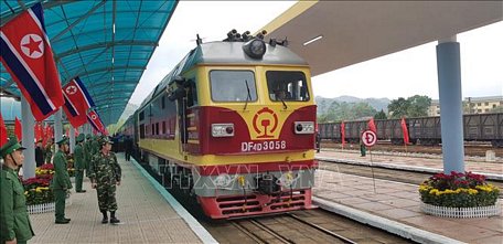 Đoàn tàu hỏa đặc biệt chở Chủ tịch Kim Jong-un và đoàn Triều Tiên chuyển bánh rời nhà ga Đồng Đăng lúc 12 giờ 50, kết thúc tốt đẹp chuyến công du tới Việt Nam. Ảnh: Nhan Sáng/TTXVN