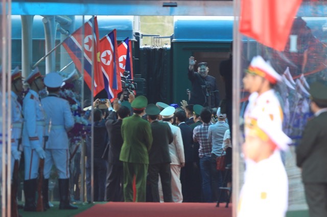 Chủ tịch Triều Tiên Kim Jong-un tươi cười vẫy tay chào từ trên tàu bọc thép. Ảnh: ST.