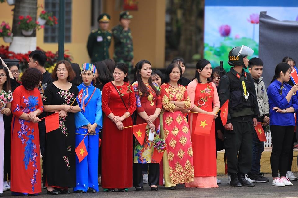 Đông đảo đồng bào các dân tộc, lực lượng vũ trang tỉnh Lạng Sơn có mặt tại ga Đồng Đăng tiễn Chủ tịch Kim jong-un. Ảnh: ST.