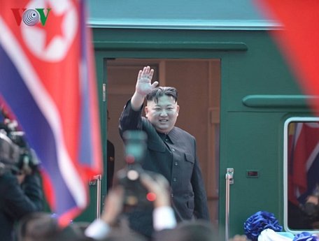 Chủ tịch Triều Tiên Kim Jong Un vẫy tay chào người dân Việt Nam.
