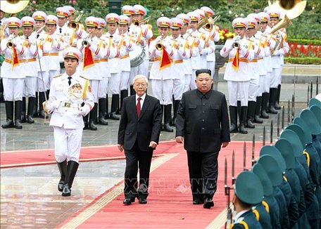 Tổng Bí thư, Chủ tịch nước Nguyễn Phú Trọng và Chủ tịch Triều Tiên Kim Jong-un duyệt Đội danh dự Quân đội nhân dân Việt Nam tại Lễ đón chiều 1/3. Ảnh: Văn Điệp/TTXVN