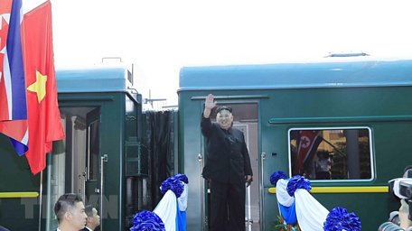 Chủ tịch Triều Tiên Kim Jong-un chào tạm biệt các đại biểu và người dân Lạng Sơn ra tiễn tại ga Đồng Đăng trước khi lên tàu rời Việt Nam. (Ảnh: Nhan Sáng/TTXVN)